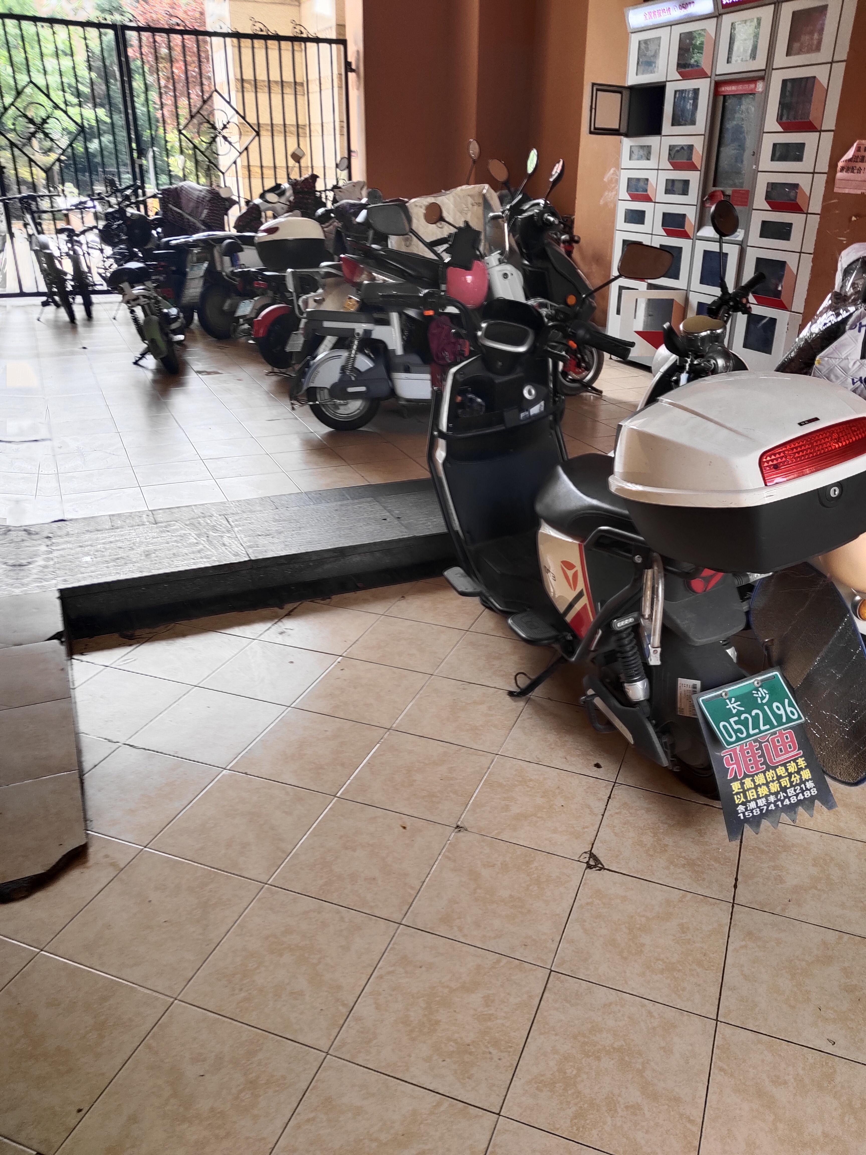 岳麓区米兰春天小区电动车违规停放