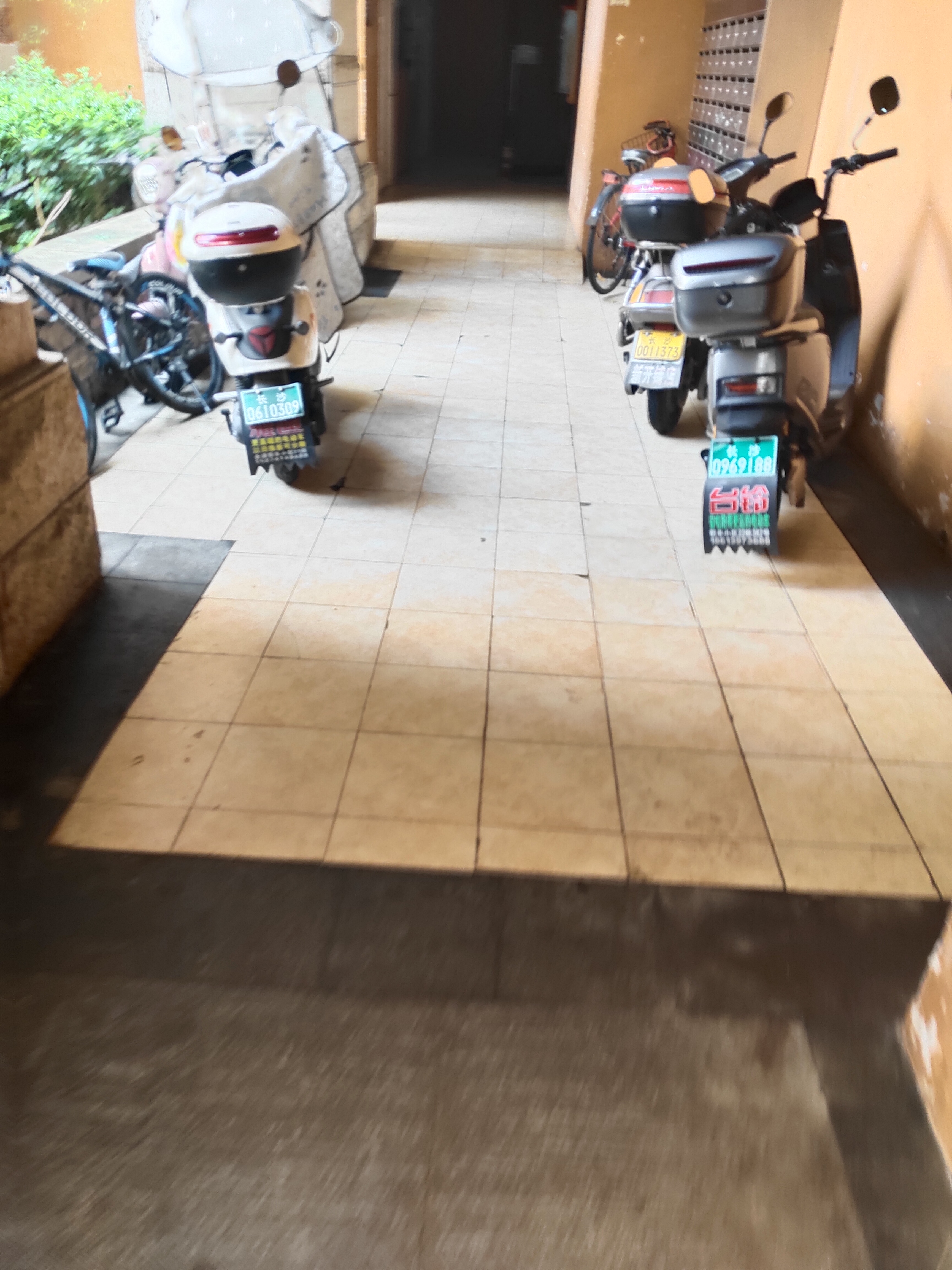 岳麓区米兰春天小区电动车违规停放