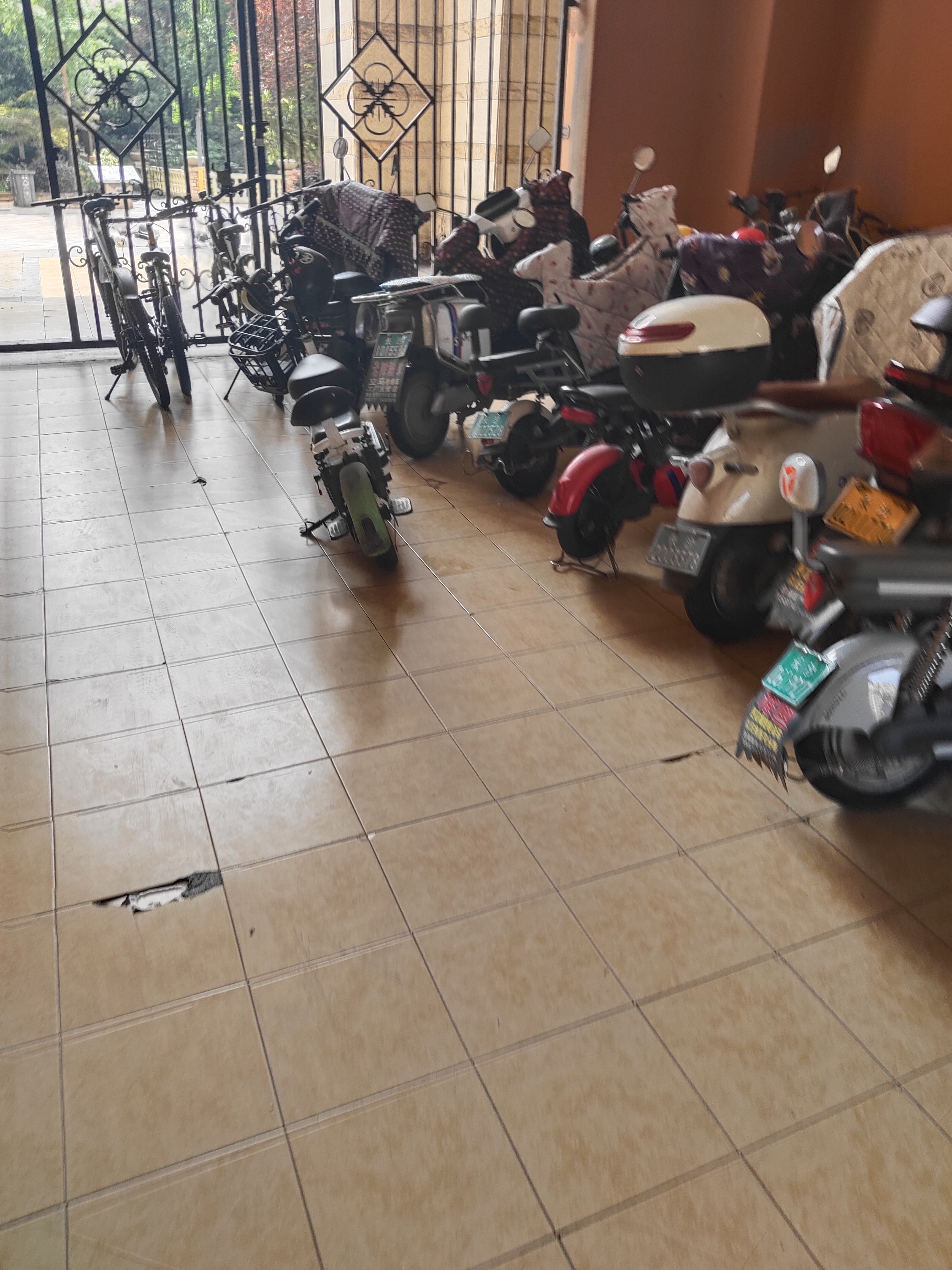 岳麓区米兰春天小区电动车违规停放