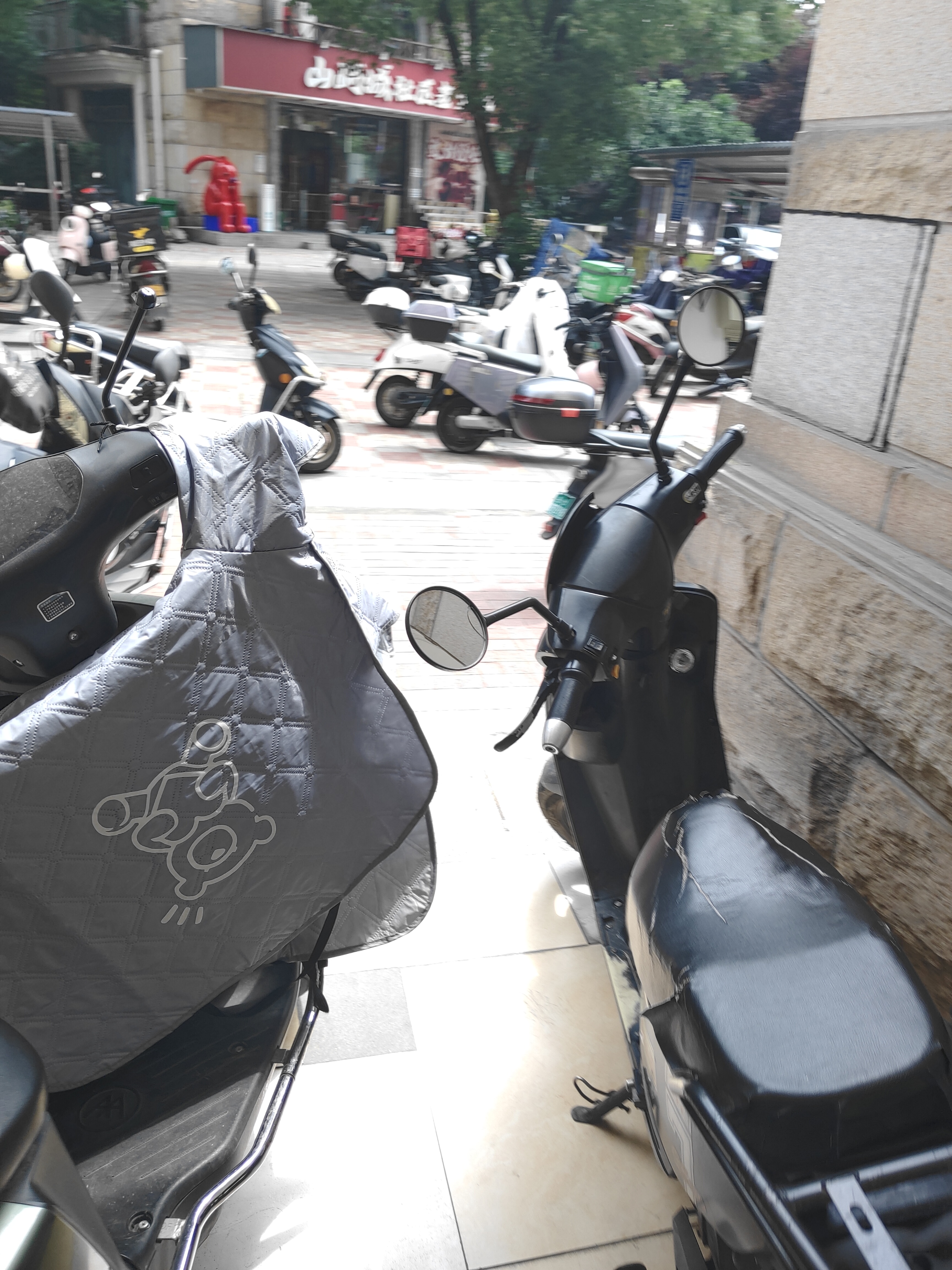 岳麓区米兰春天小区电动车违规停放