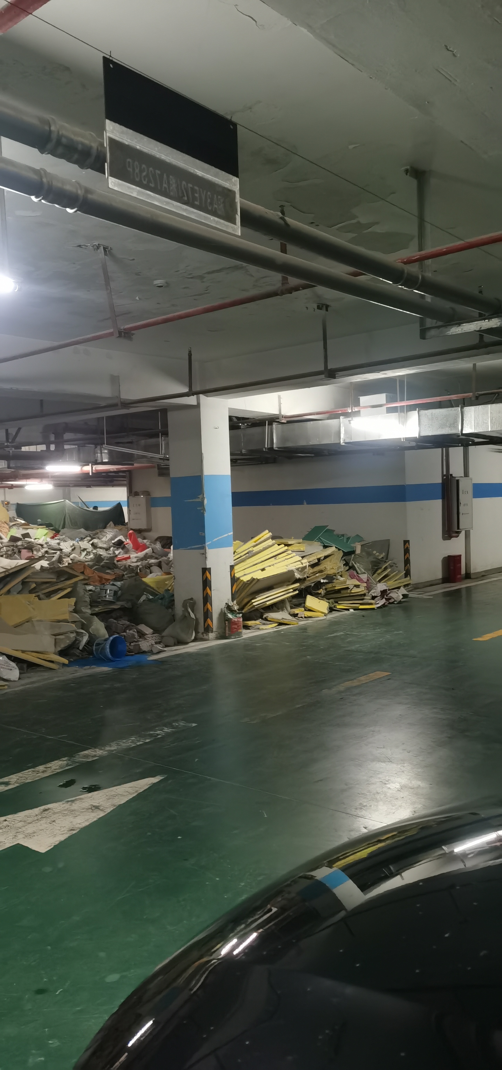 长沙县保利金香槟建筑垃圾长期无人清理