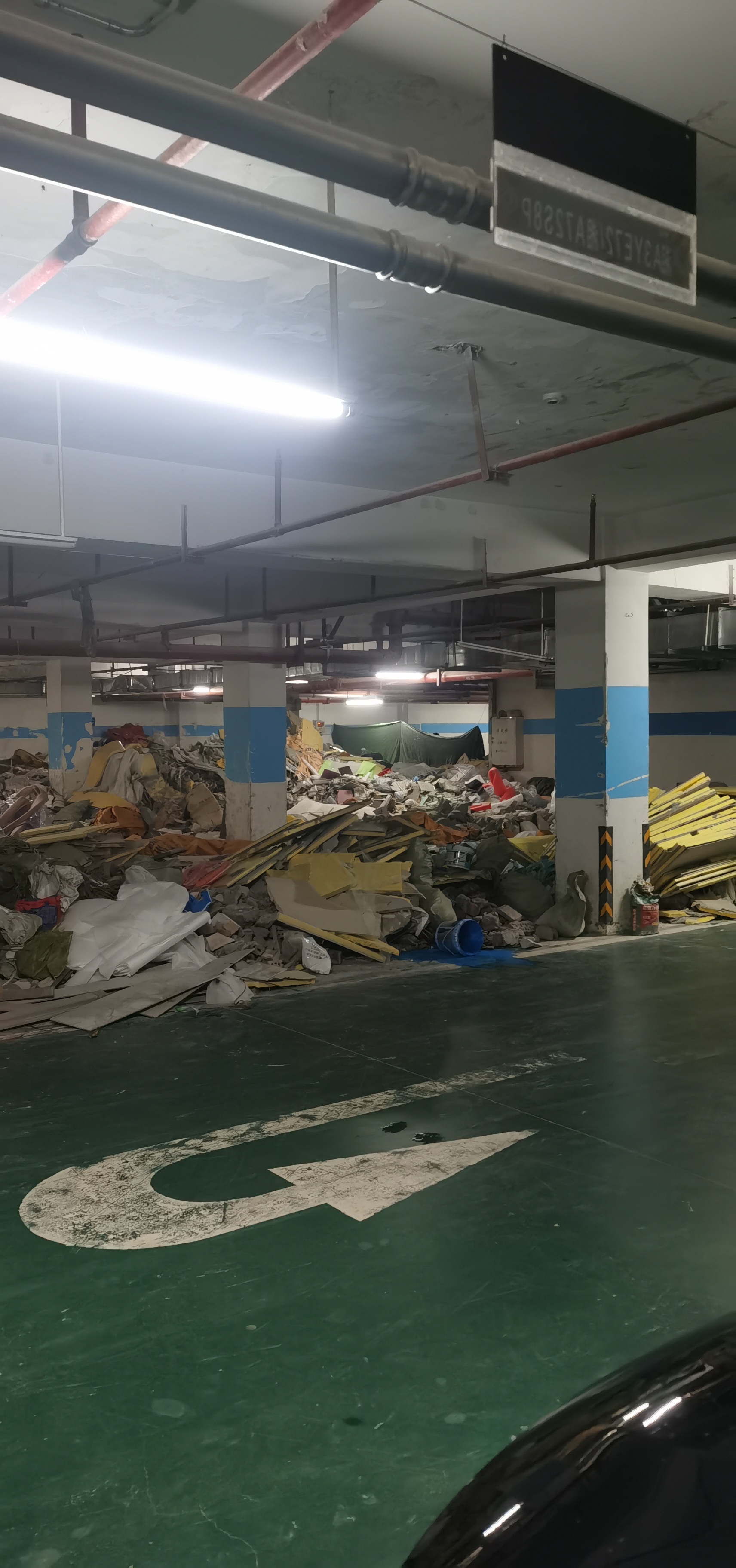 长沙县保利金香槟建筑垃圾长期无人清理