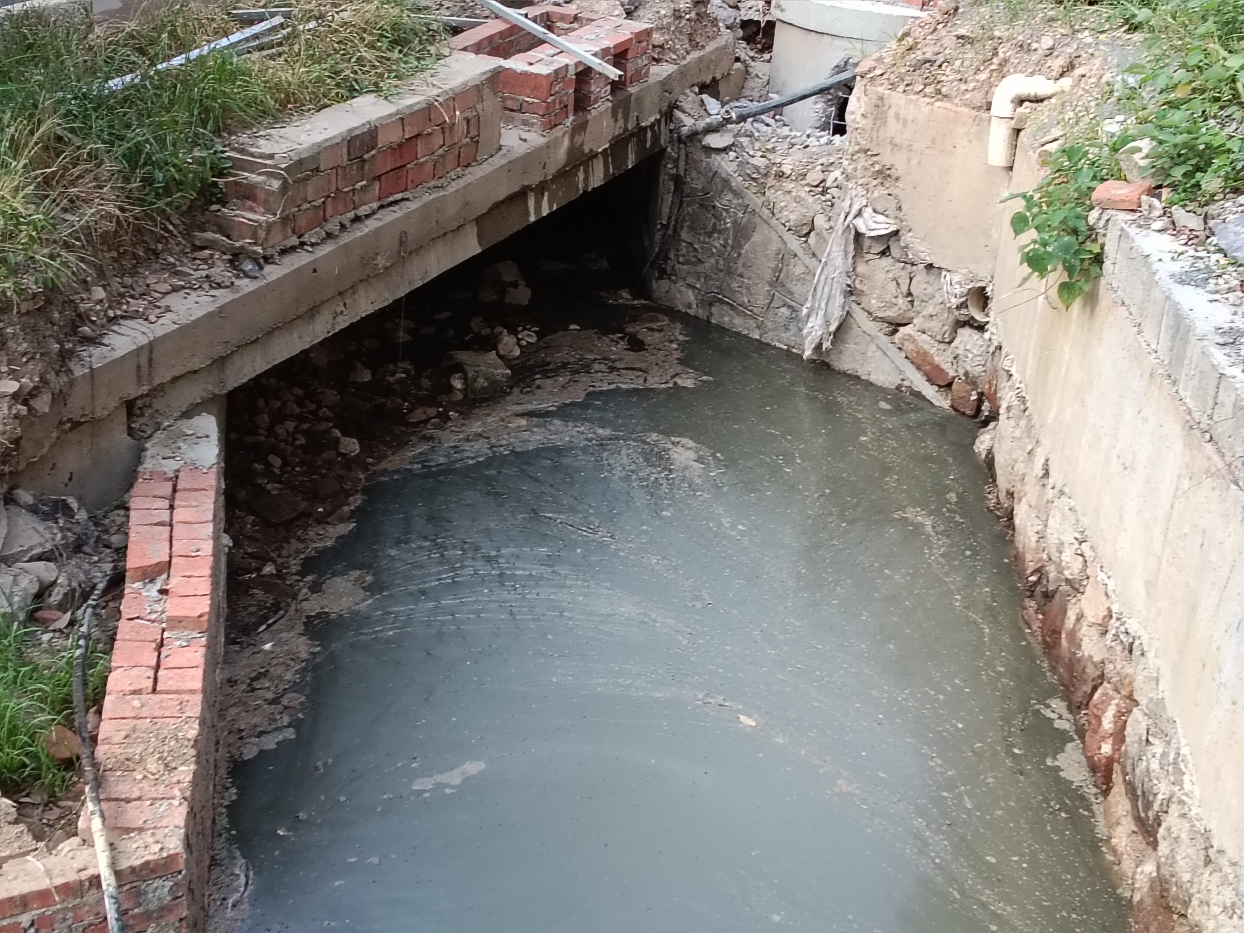 级相关部门马上与施工方进行沟通协调,要求其对投诉路段进行道路恢复