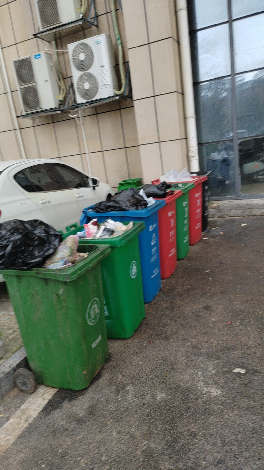 雨湖区江南铭城小区底层商铺垃圾往小区里面堆放