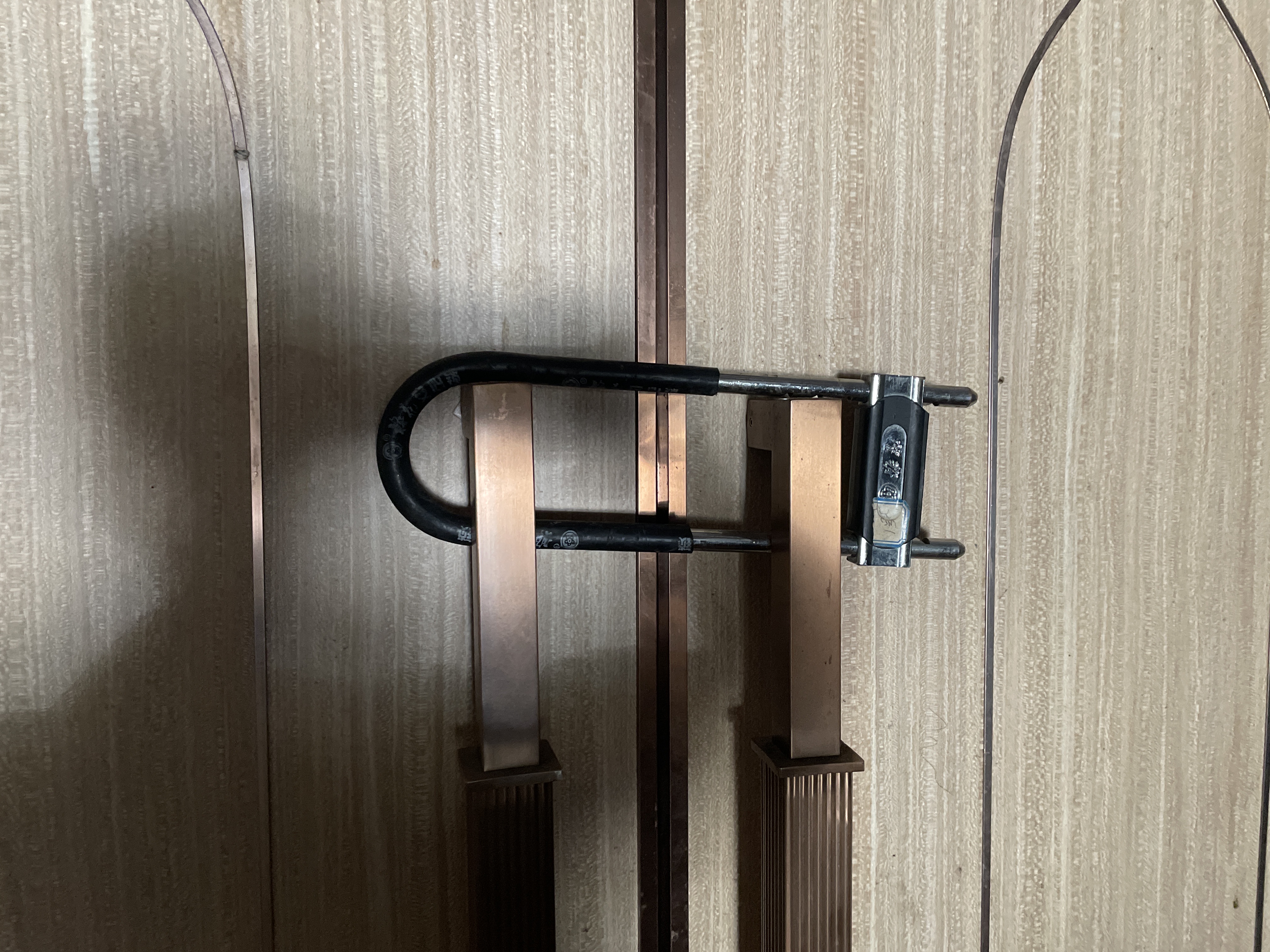 开福区金鼎ktv应急逃生通道被锁