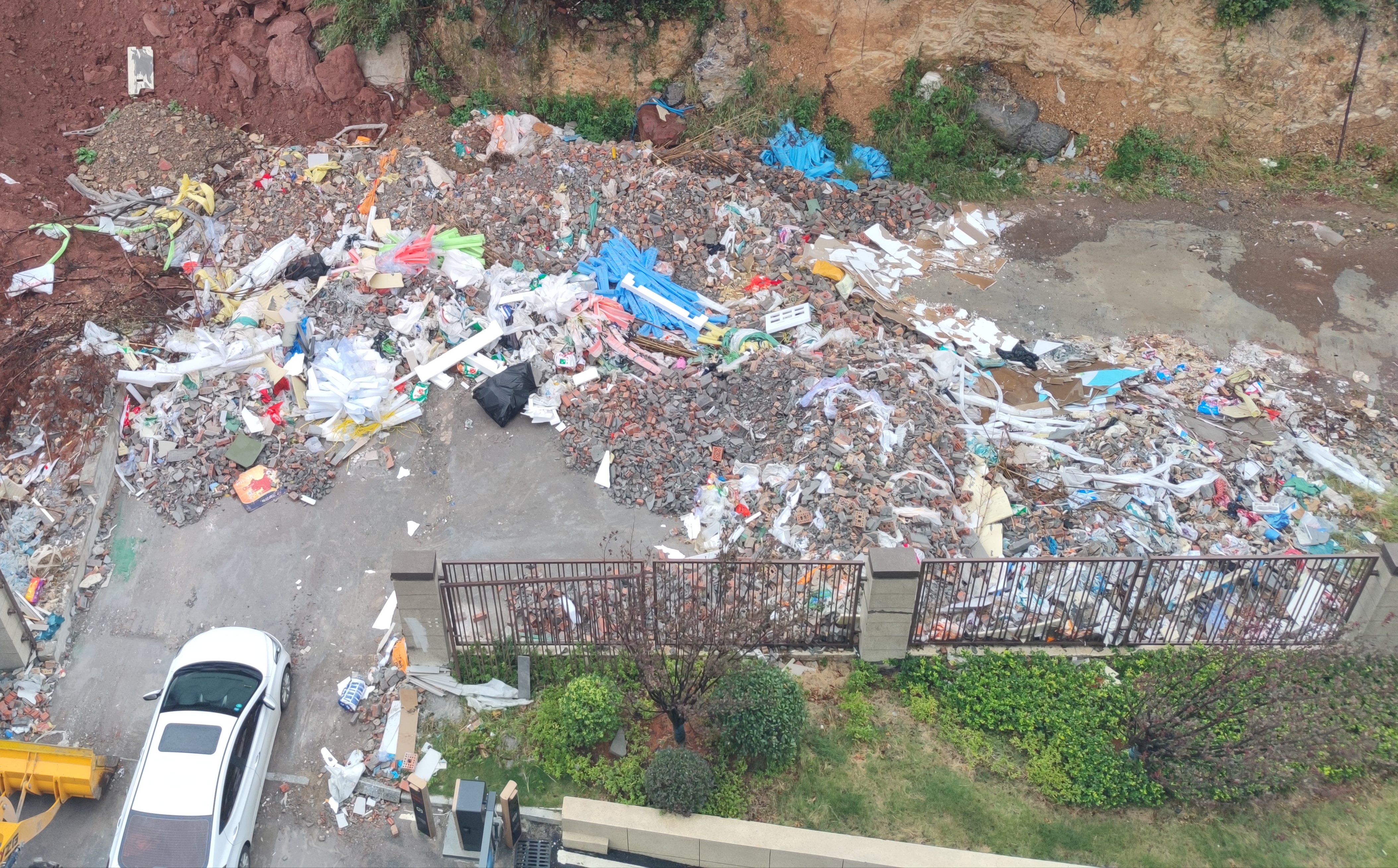 冷水滩区桃花源小区建筑垃圾堆放成山