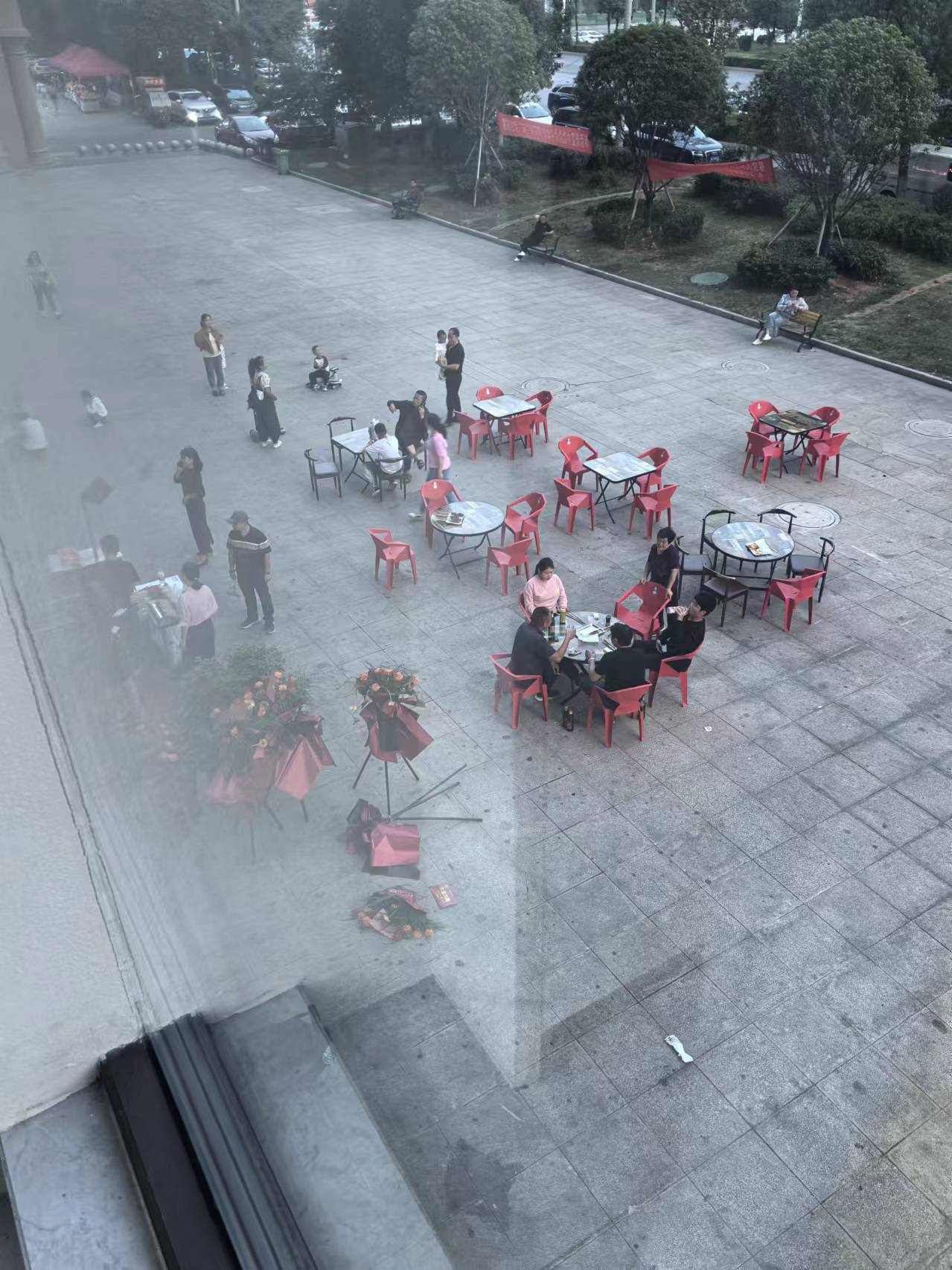银莉烤全鸭：一盘香气四溢的文化印记