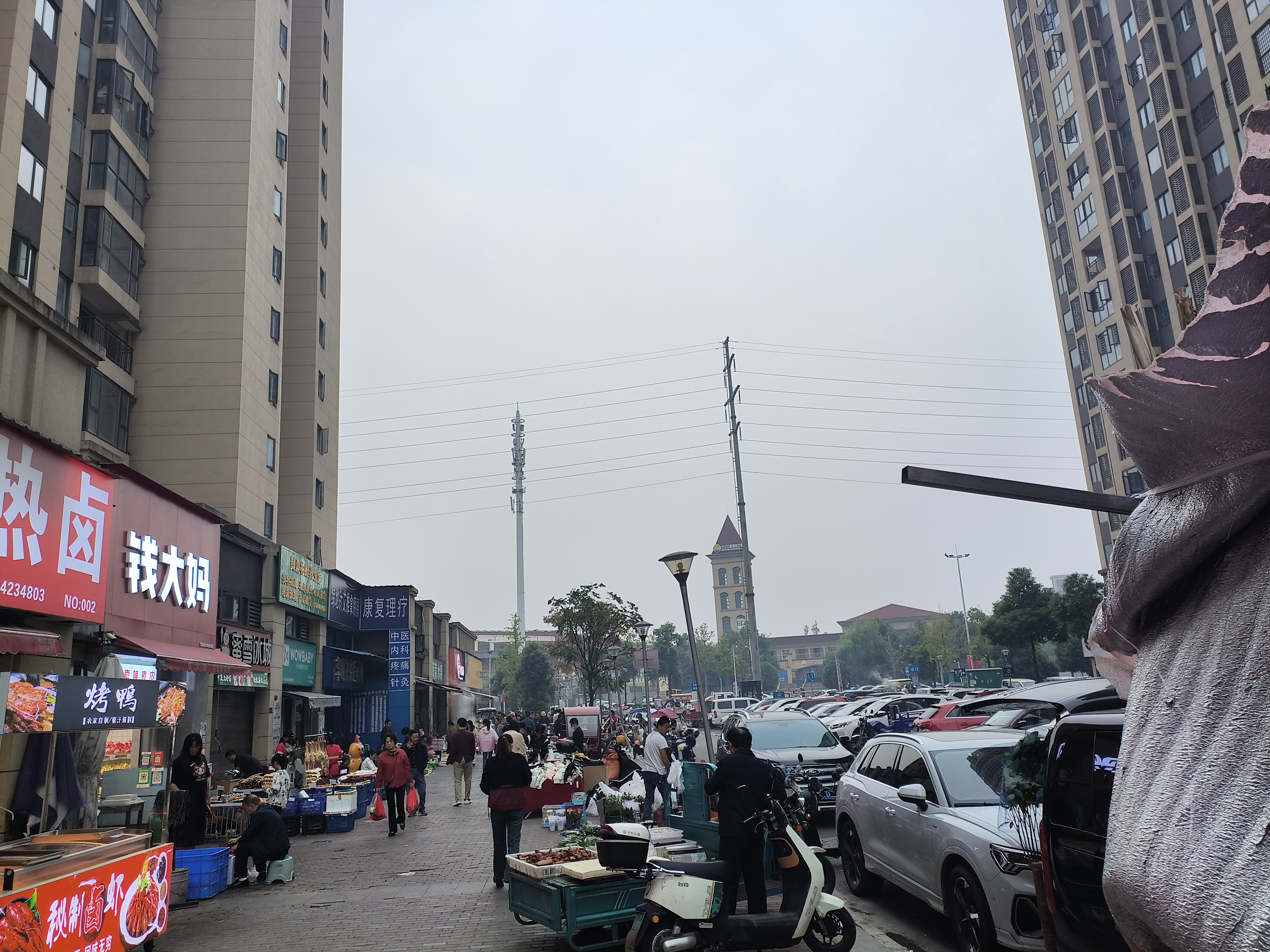 望城区白沙洲街道绿地香树花城三期商业街常年摊贩占道经营