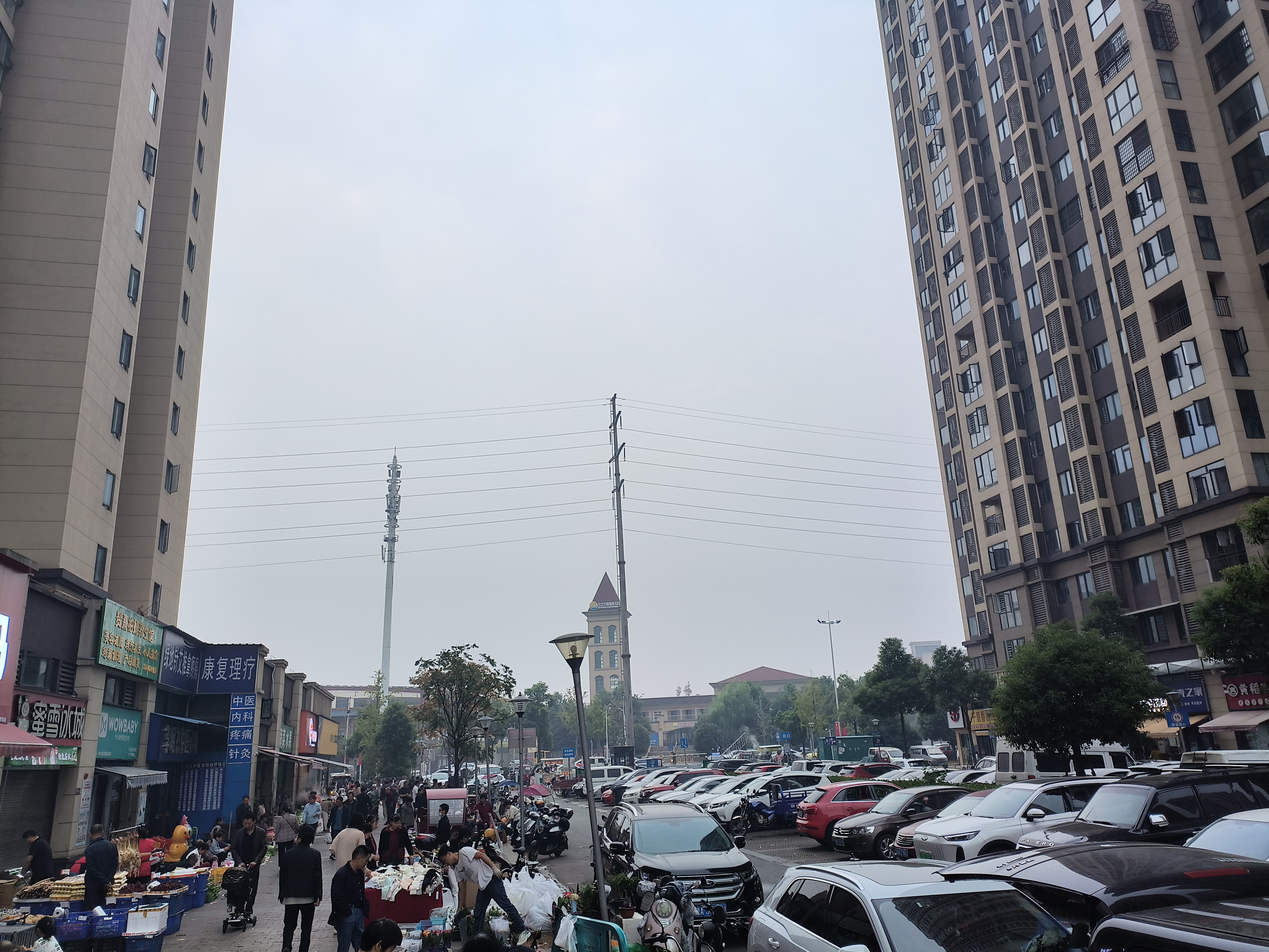 望城区白沙洲街道绿地香树花城三期商业街常年摊贩占道经营