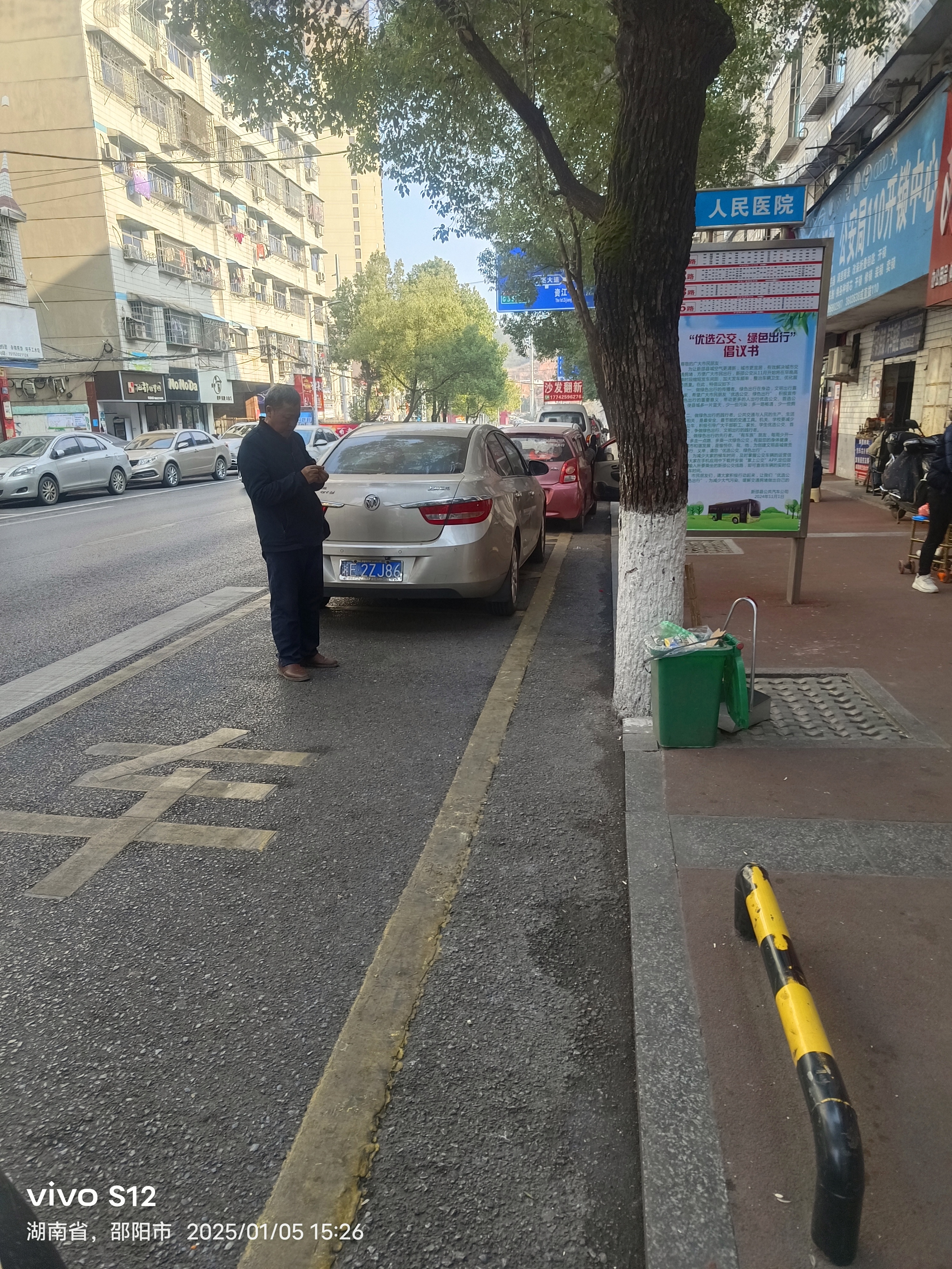 导致公交车到站无法靠站上下客只好停在大道上上下客对交通安全带来
